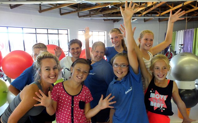 Links is Staci Bester saam met die Senior Dansgroep tydens hulle oefensessie 